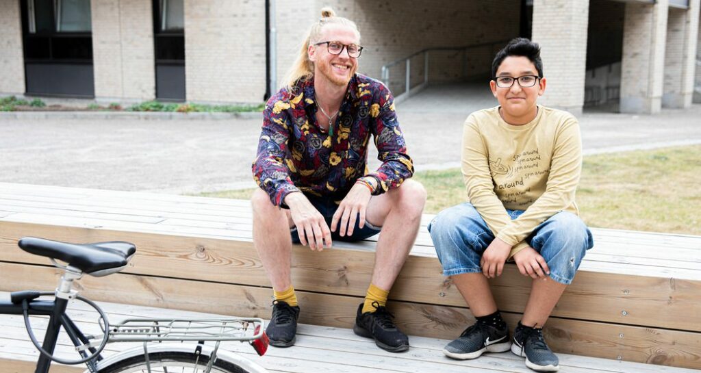 Johan Olsson, volontär i Aktiv Fritid, tillsammans med Hussein El-Musawi