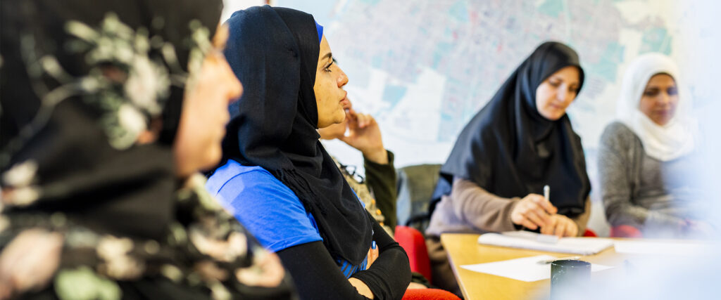 Alaa, Nancy, Shafika, Sanaa och Kenaz lyssnar intresserat på föreläsningen.