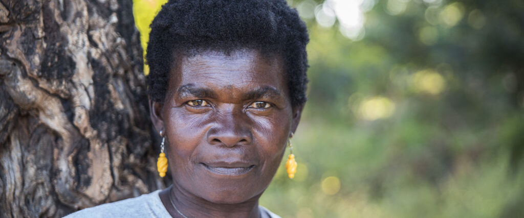 För fyra år sedan gick Martha Bikeyi med i en av IMs sparlåneklubbar i byn Salima i Malawi. Genom att låna pengar kunde hon köpa mark och på så sätt odla råvaror som hon sedan säljer på den lokala marknaden. För intäkterna kan hon försörja både sig själv och sin familj. Foto: Malin Kihlström