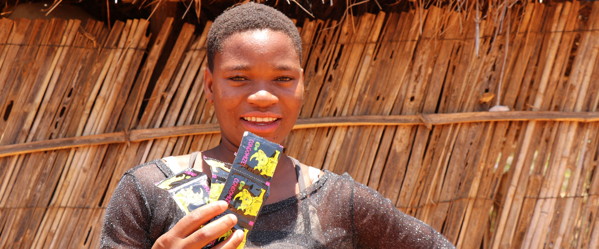 Flicka i Malawi har fått kondomer genom IM.