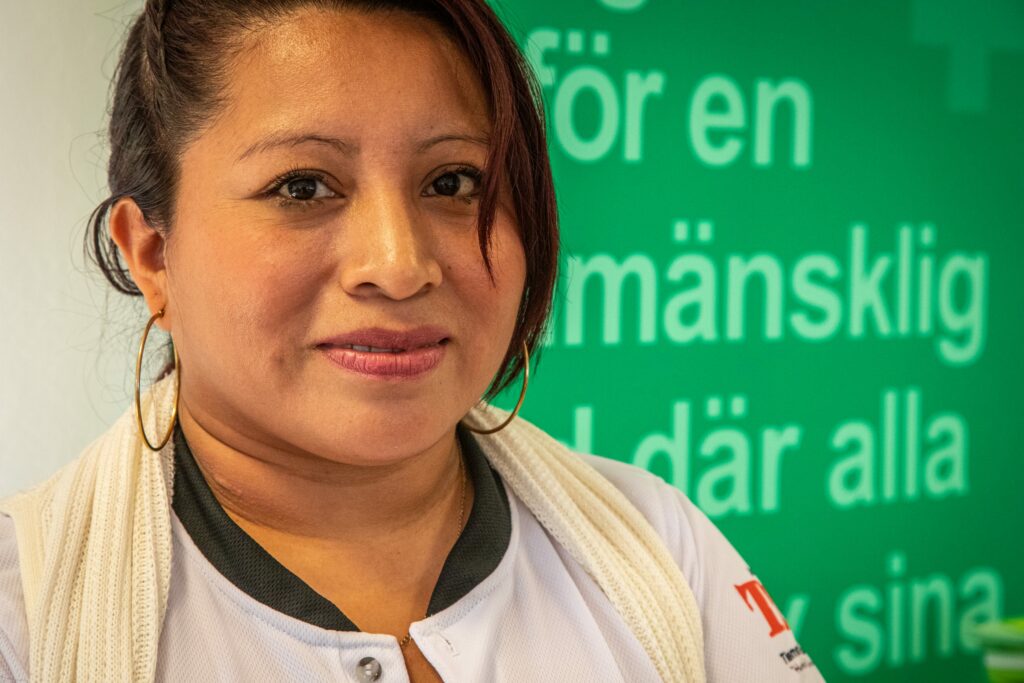 Bild på Teodora framför en grön IM-affisch.